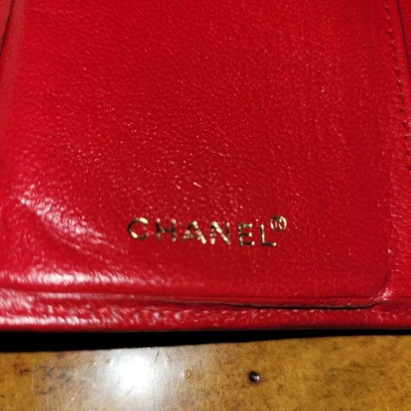 Red Chanel vertical wallet - Picture 2 of 8